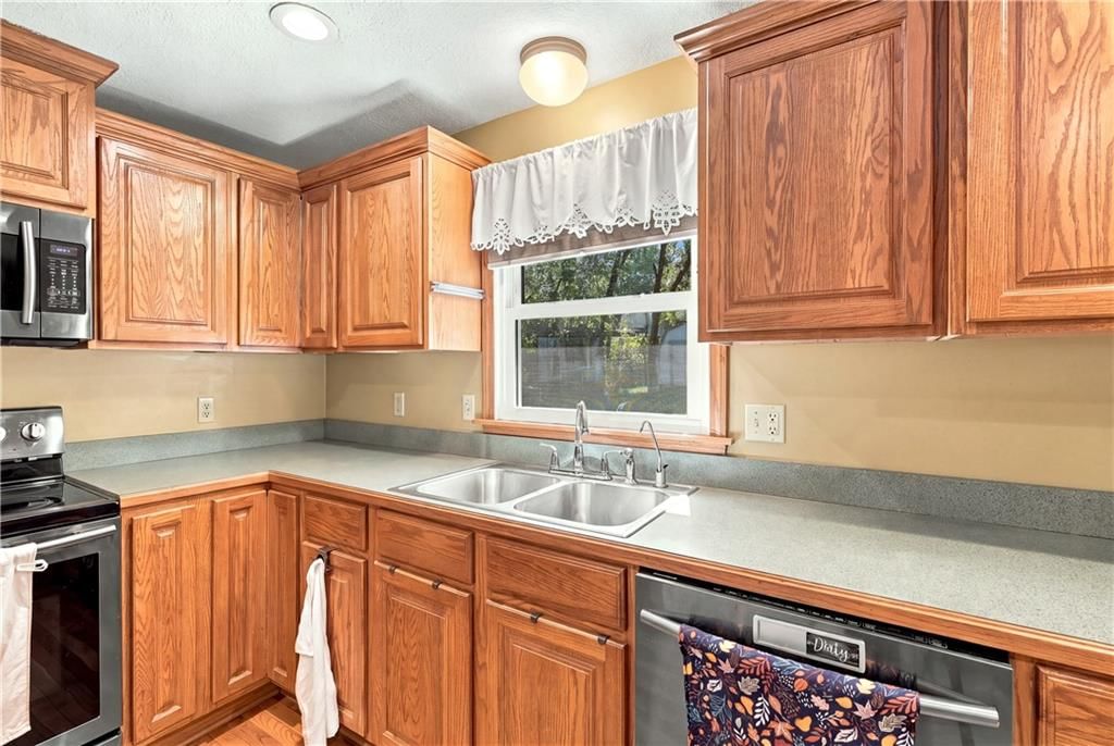 Photo 13 of 39 - 363 E Lowell Street, Claycomo, MO 64119