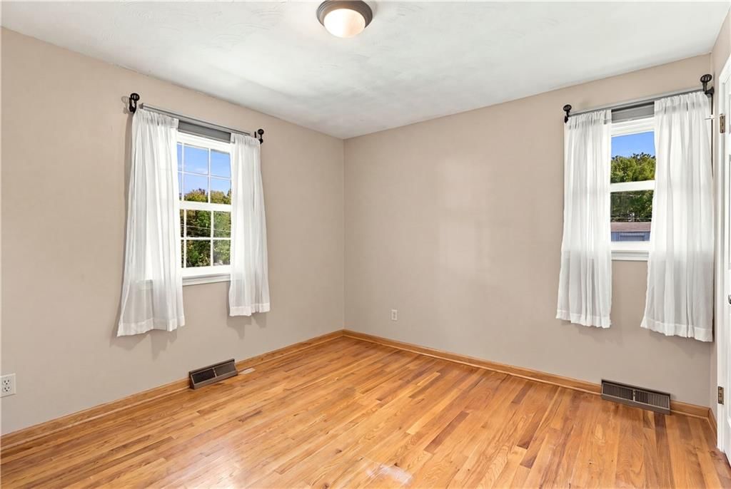 Photo 19 of 39 - 363 E Lowell Street, Claycomo, MO 64119