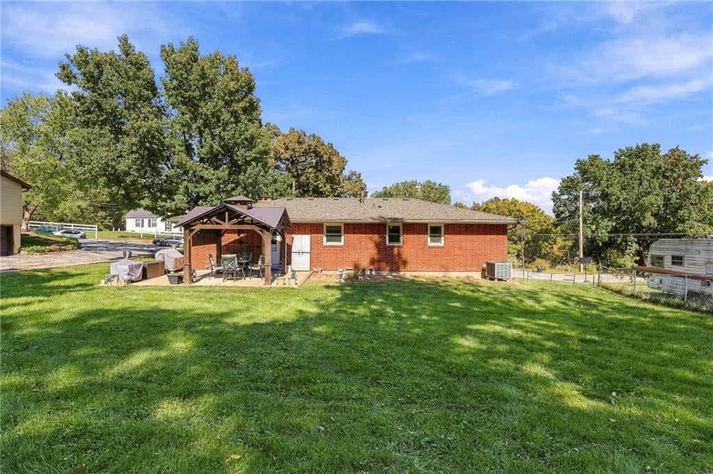 Photo 32 of 39 - 363 E Lowell Street, Claycomo, MO 64119