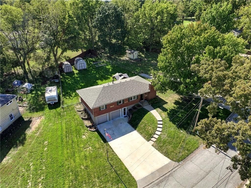 Photo 34 of 39 - 363 E Lowell Street, Claycomo, MO 64119