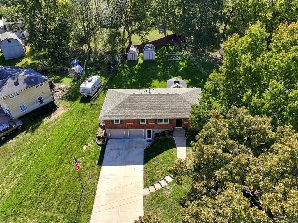 Photo 35 of 39 - 363 E Lowell Street, Claycomo, MO 64119