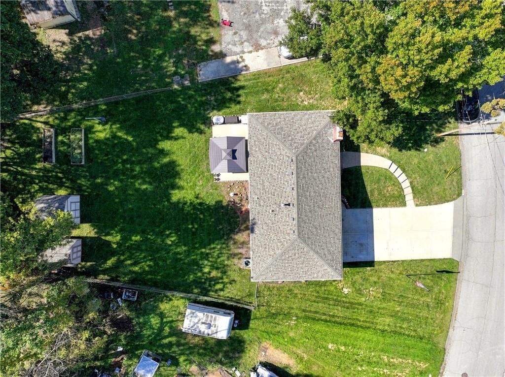 Photo 36 of 39 - 363 E Lowell Street, Claycomo, MO 64119