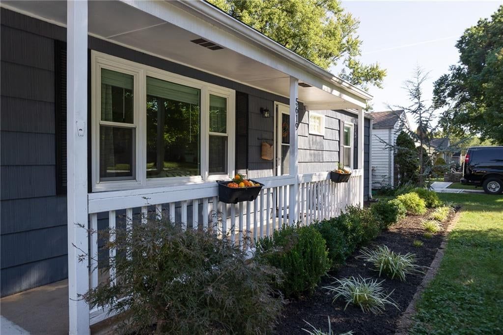 Photo 4 of 19 - 5619 Walmer Street, Mission, KS 66202