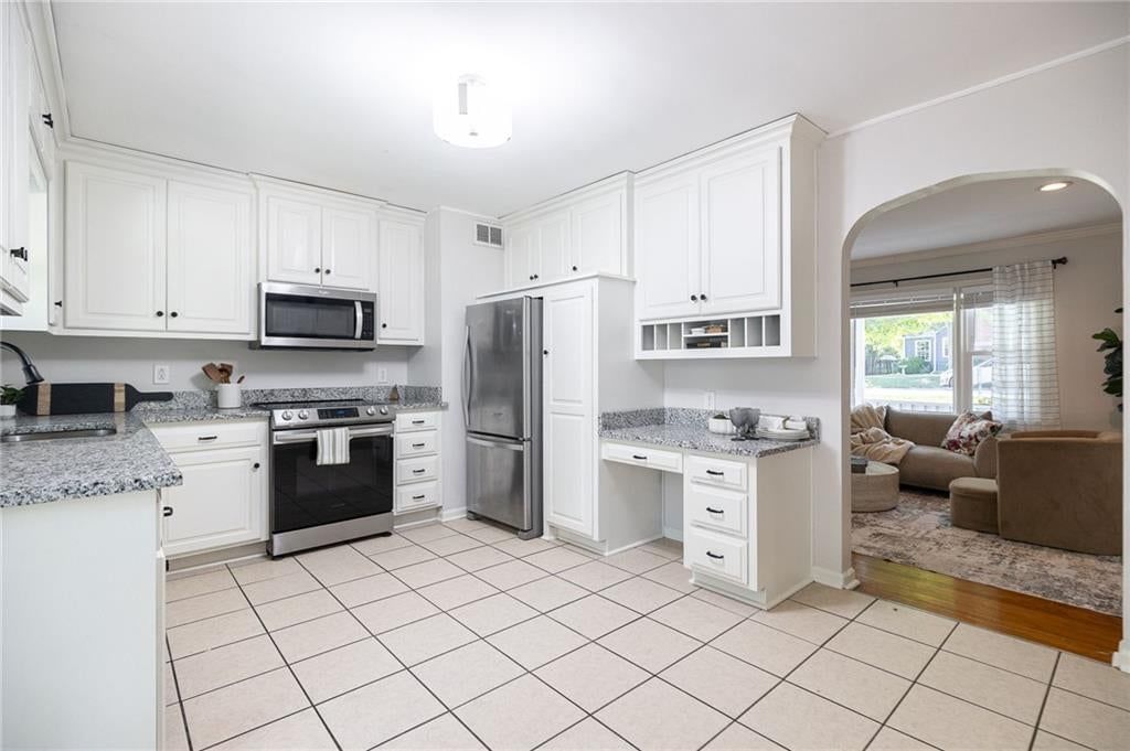 Photo 8 of 19 - 5619 Walmer Street, Mission, KS 66202
