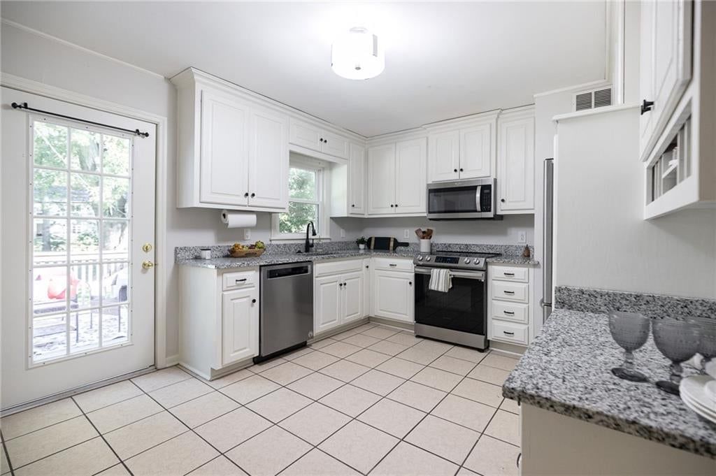 Photo 10 of 19 - 5619 Walmer Street, Mission, KS 66202