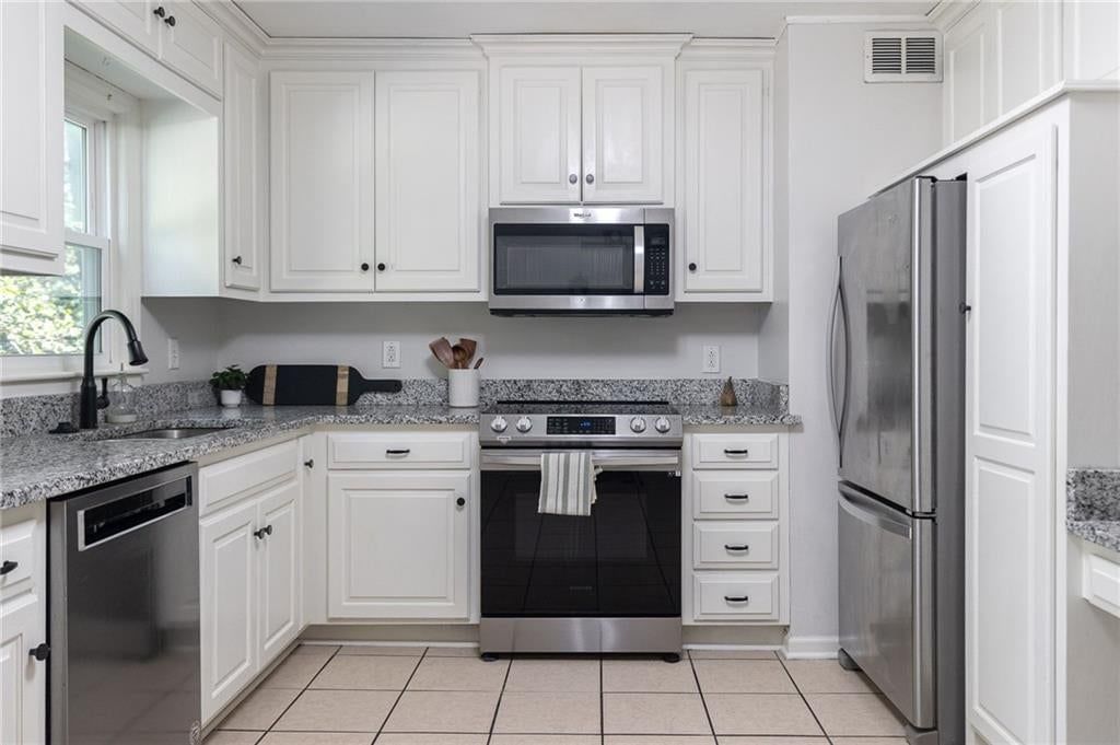 Photo 11 of 19 - 5619 Walmer Street, Mission, KS 66202