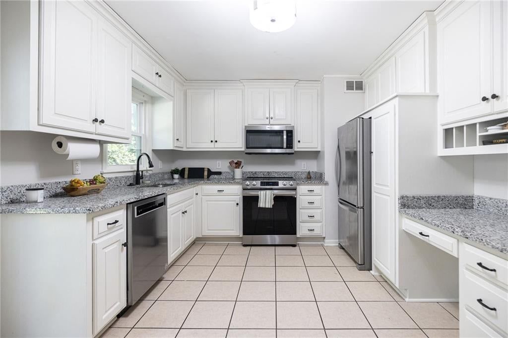 Photo 13 of 19 - 5619 Walmer Street, Mission, KS 66202