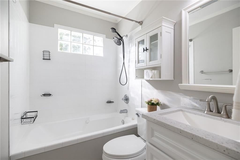 Photo 15 of 19 - 5619 Walmer Street, Mission, KS 66202