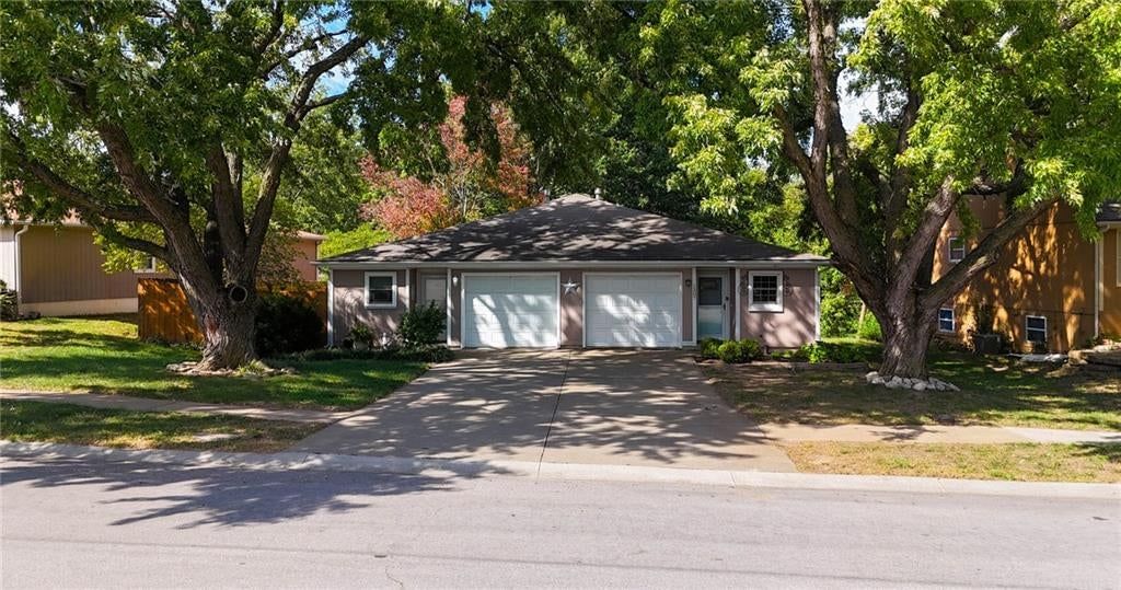 1307 N Ridge Parkway, Olathe, KS
