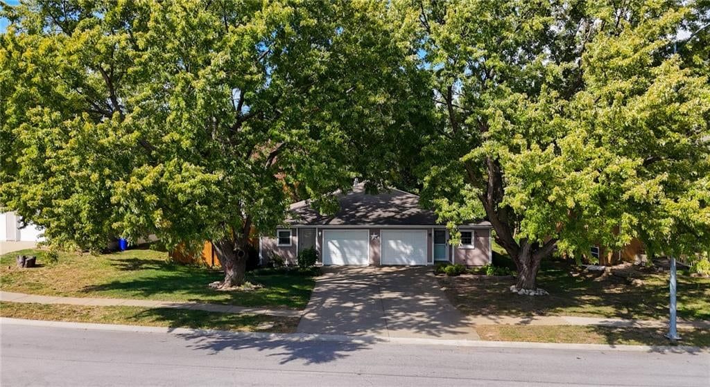 1307 N Ridge Parkway, Olathe, KS: listing photo 2