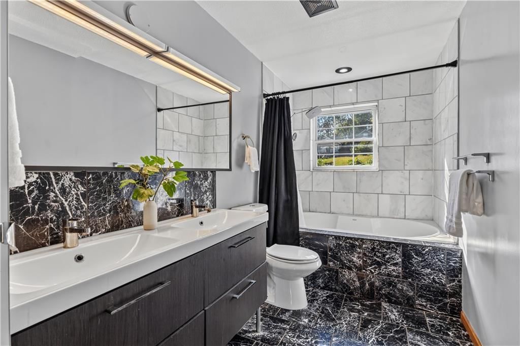 Photo 14 of 23 - 4404 Paseo Boulevard, Kansas City, MO 64110