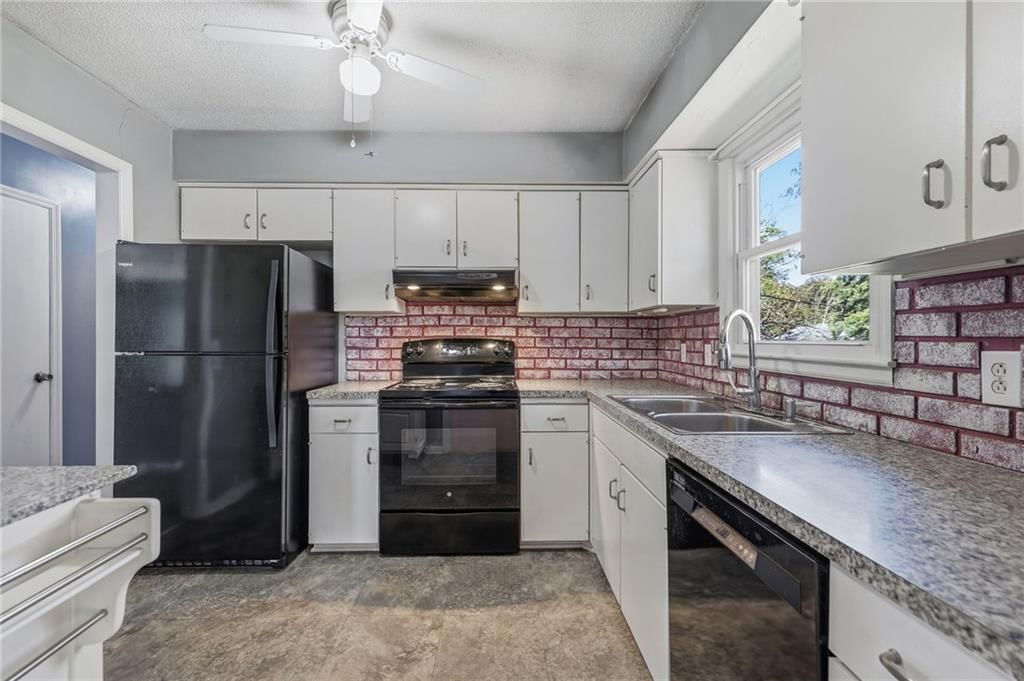 Kitchen backsplash at 1505 Eastwood Road, Harrisonville, MO 64701