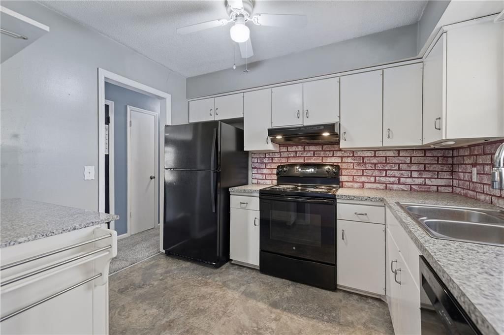 Photo 14 of 34 - 1505 Eastwood Road, Harrisonville, MO 64701