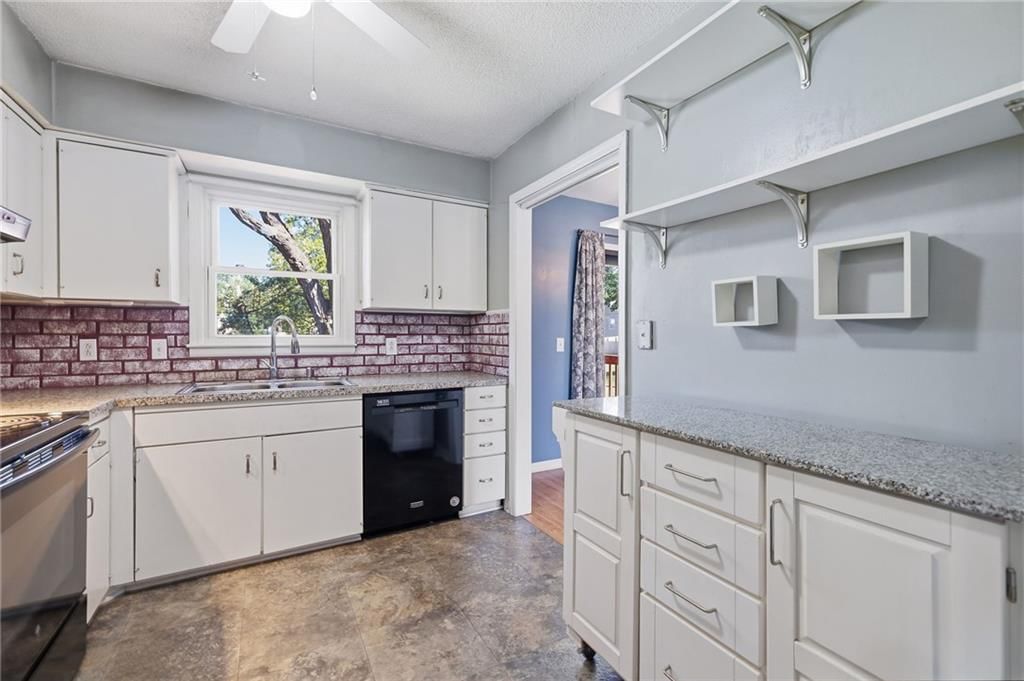 Photo 16 of 34 - 1505 Eastwood Road, Harrisonville, MO 64701