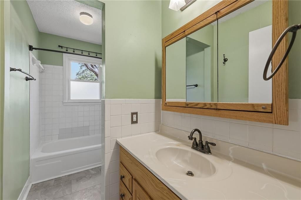 Photo 18 of 34 - 1505 Eastwood Road, Harrisonville, MO 64701