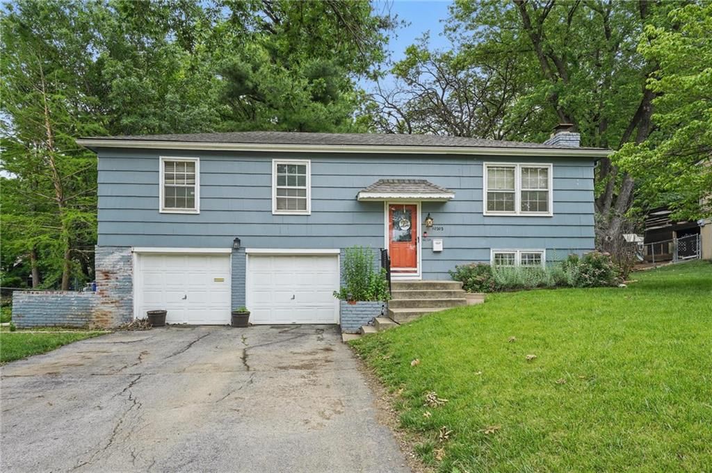 10202 Moody Park Drive, Overland Park, KS