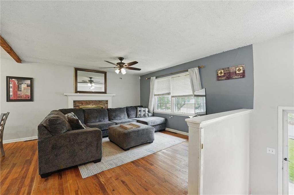 10202 Moody Park Drive, Overland Park, KS: listing photo 2