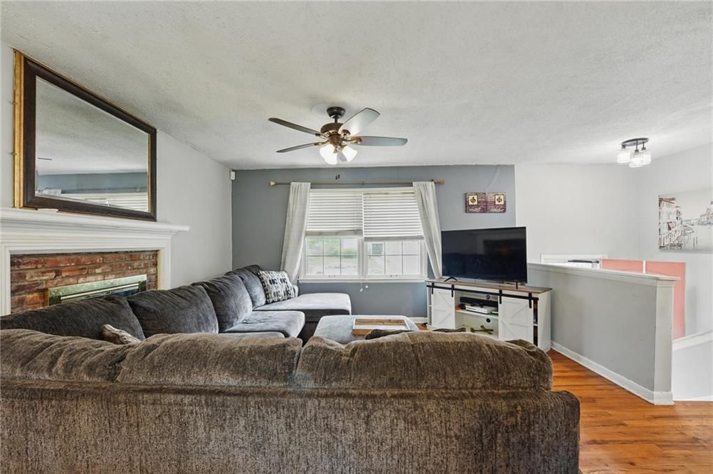 10202 Moody Park Drive, Overland Park, KS: listing photo 3