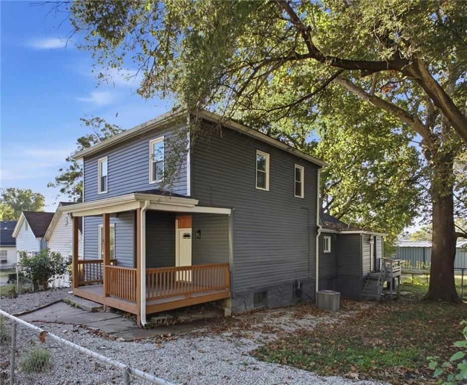 421 Osage Street, Leavenworth, KS: listing photo 2
