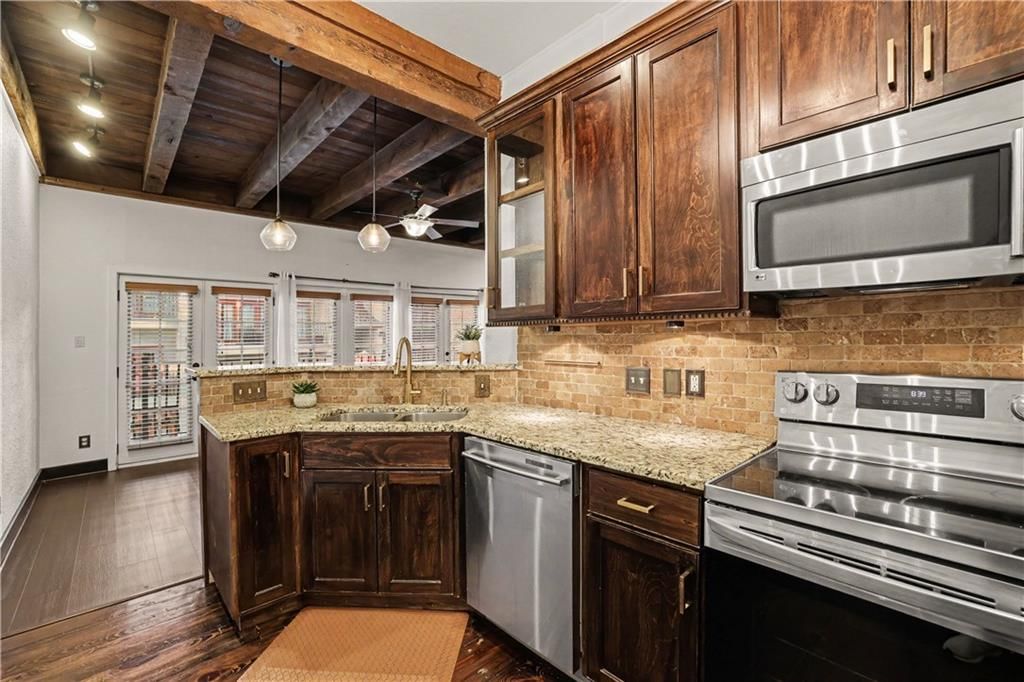 Recessed lighting at 1111 46th Street W #22, Kansas City, MO 64112