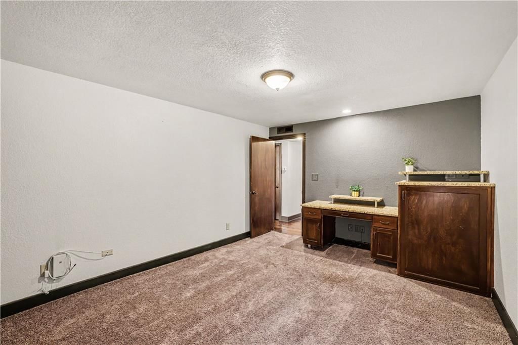 Photo 13 of 23 - 1111 46th Street W #22, Kansas City, MO 64112