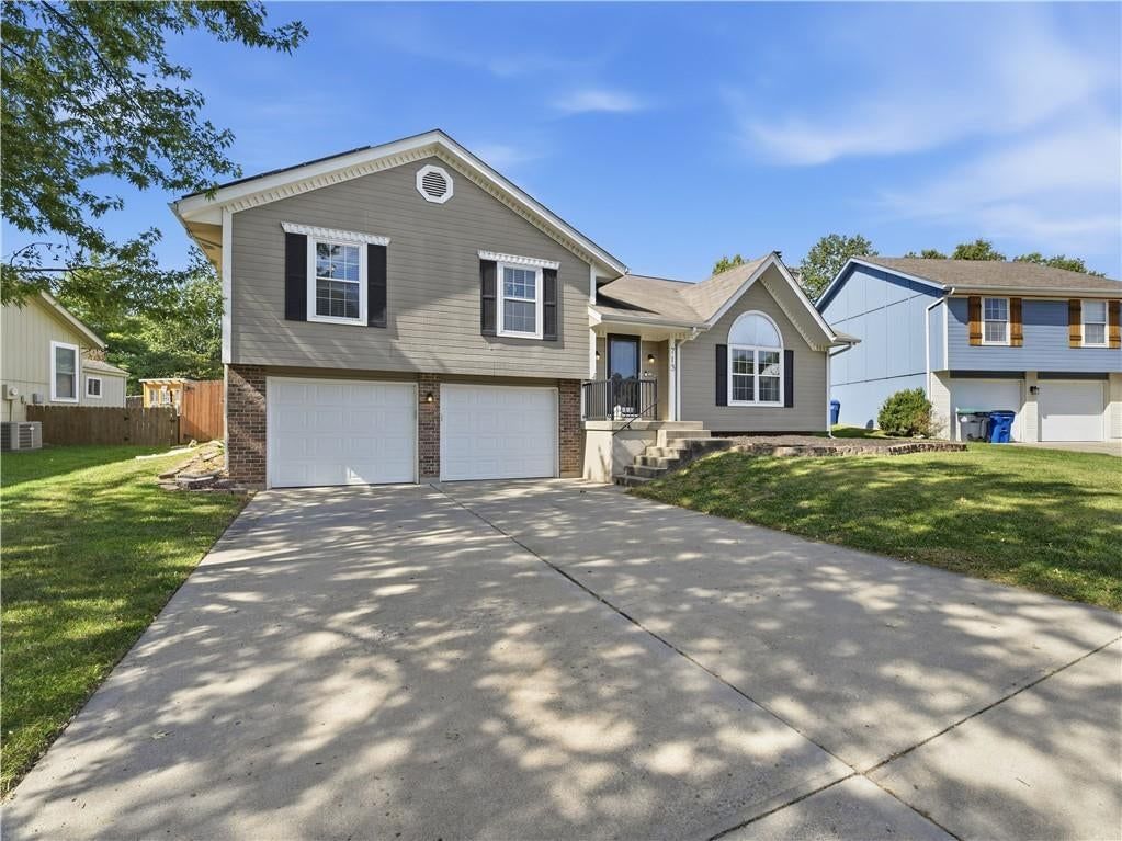 713 NW Rosaceae Drive, Blue Springs, MO: listing photo 2