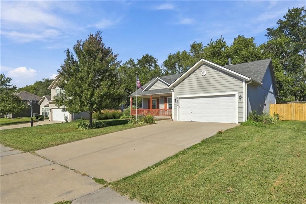 20426 W 220th Terrace, Spring Hill, KS: listing photo 2
