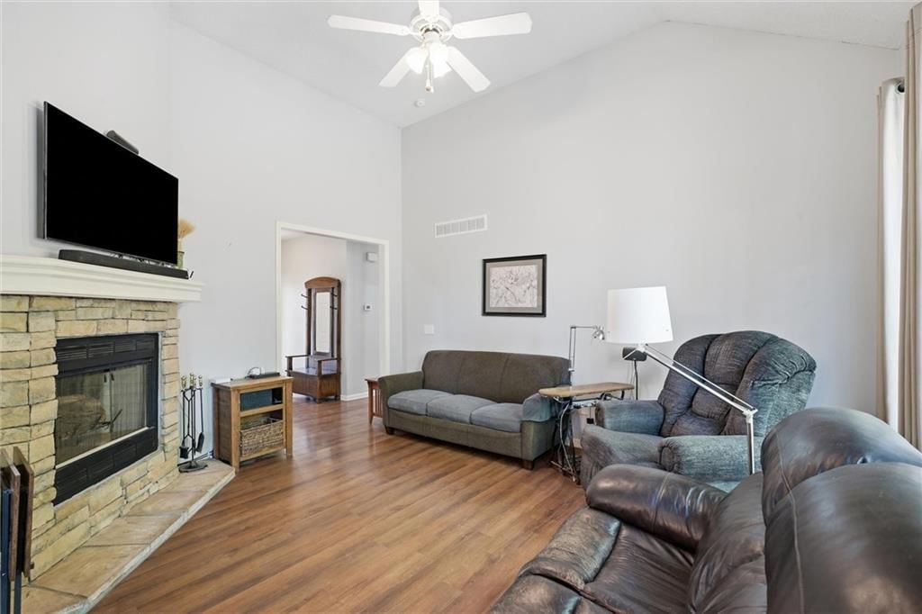 Photo 10 of 44 - 20426 W 220th Terrace, Spring Hill, KS 66083