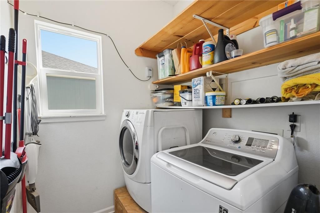 Photo 18 of 44 - 20426 W 220th Terrace, Spring Hill, KS 66083