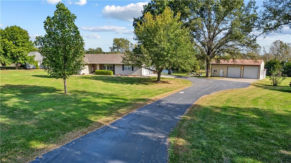 Photo 2 of 26 - 22195 Dunn Drive, Spring Hill, KS 66083