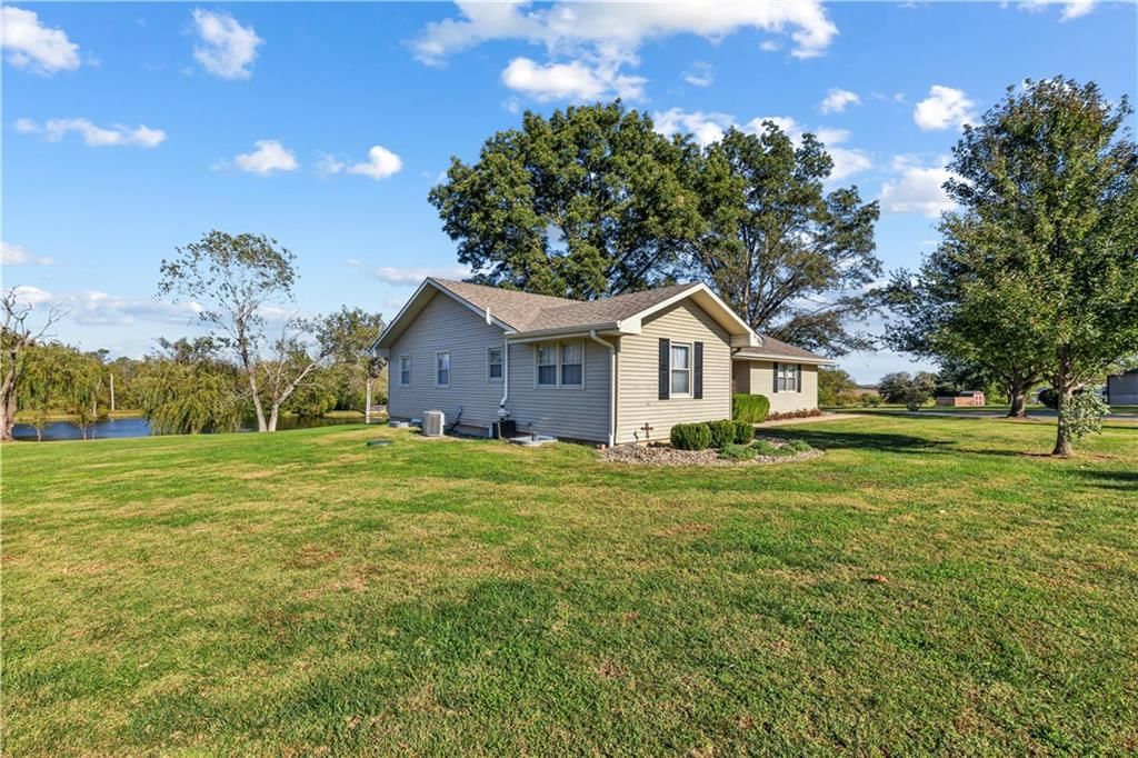 Photo 3 of 26 - 22195 Dunn Drive, Spring Hill, KS 66083