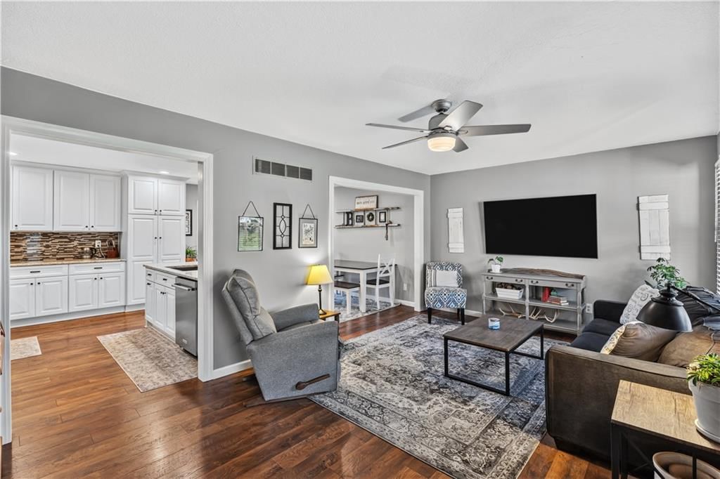 Photo 5 of 26 - 22195 Dunn Drive, Spring Hill, KS 66083