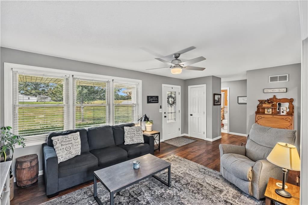 Photo 6 of 26 - 22195 Dunn Drive, Spring Hill, KS 66083