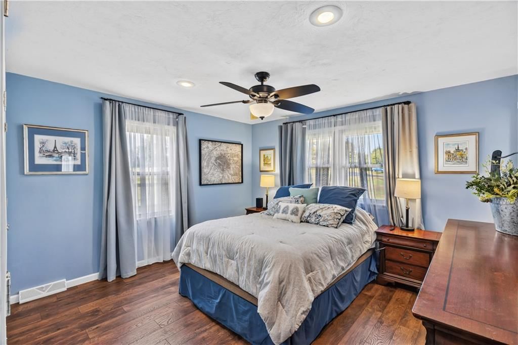 Photo 11 of 26 - 22195 Dunn Drive, Spring Hill, KS 66083