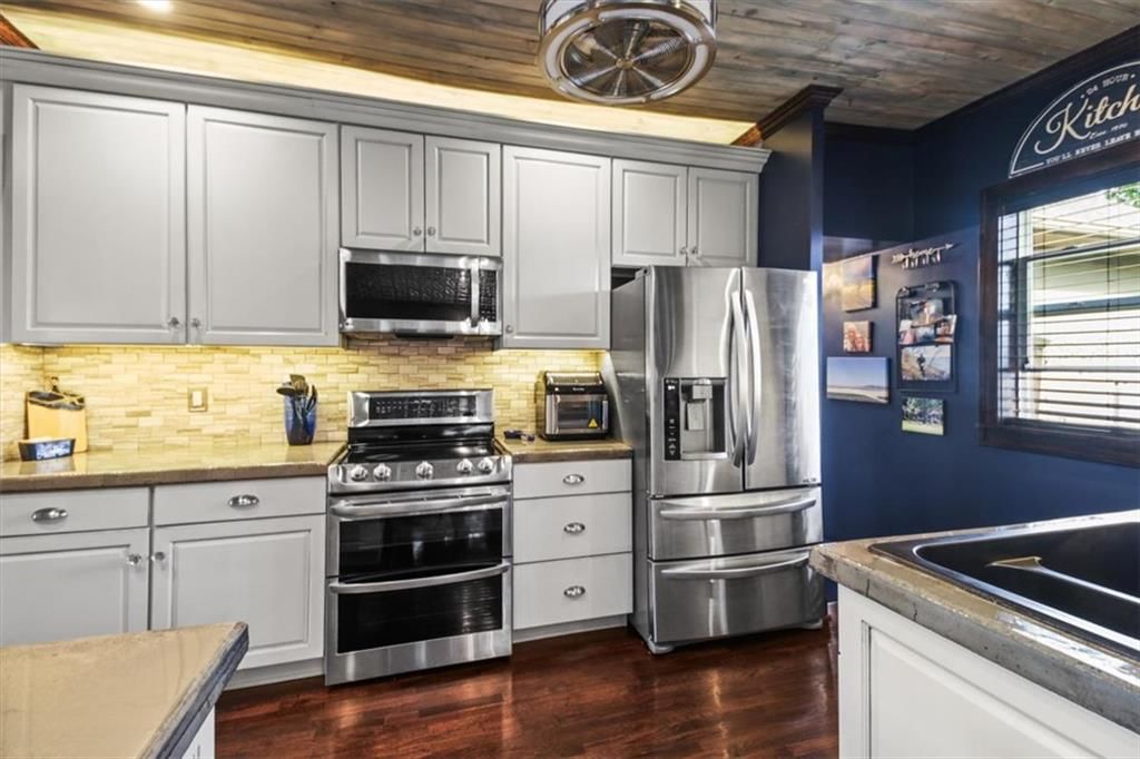 Gas range and stainless steel appliances at 1608 Smith Street, Blue Springs, MO 64015