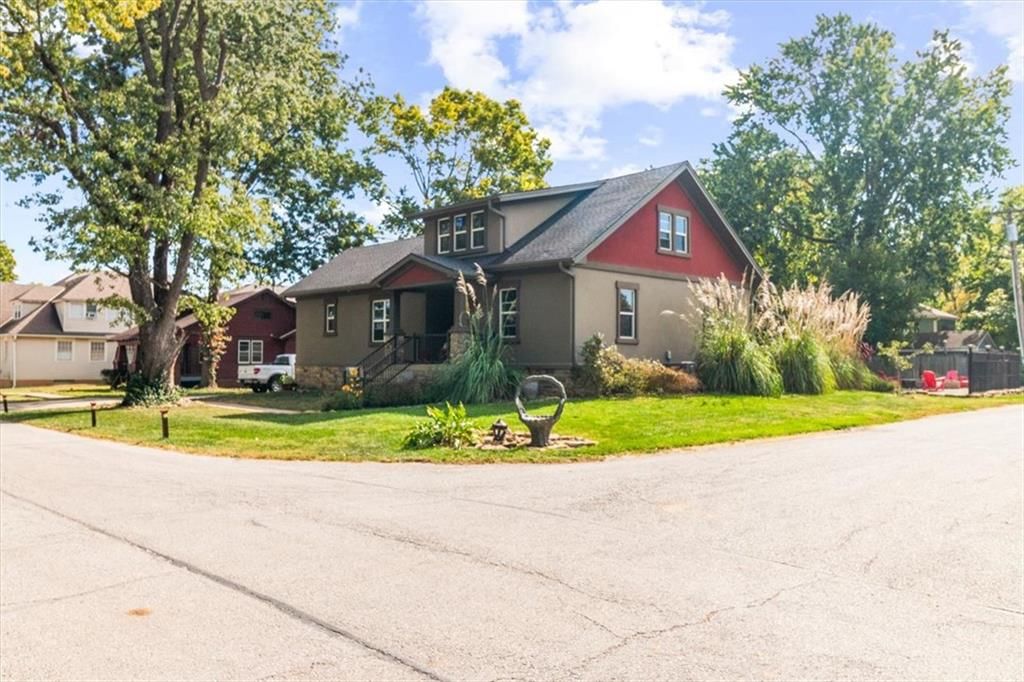 1608 Smith Street, Blue Springs, MO: listing photo 2