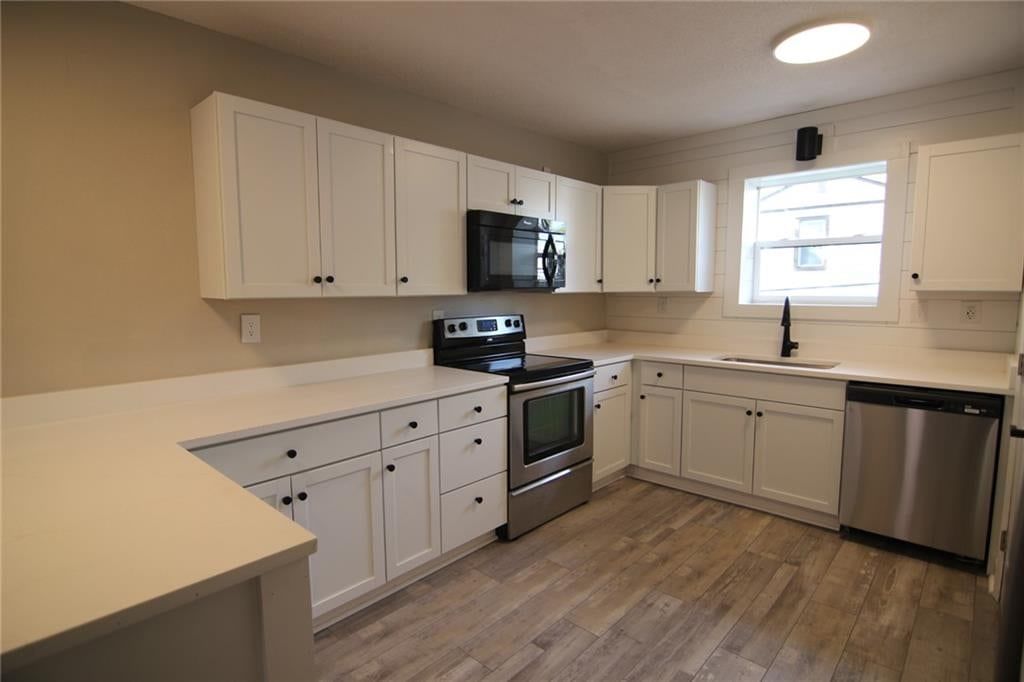 Electric range at 5638 Miami Avenue, Kansas City, KS 66106