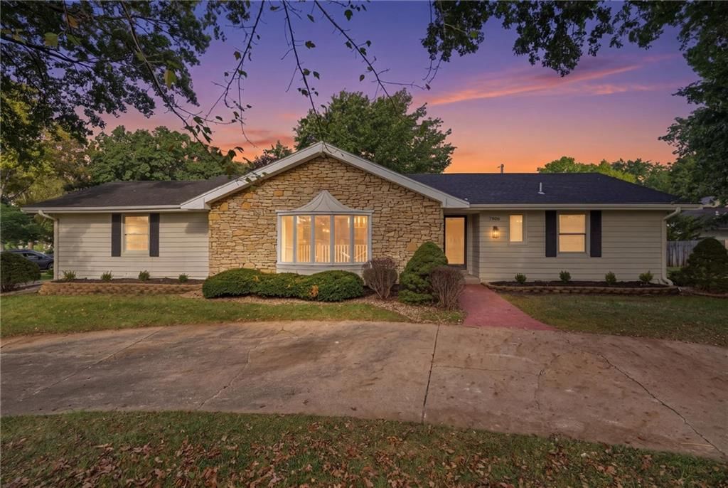 7206 W 101st Terrace, Overland Park, KS: listing photo 2