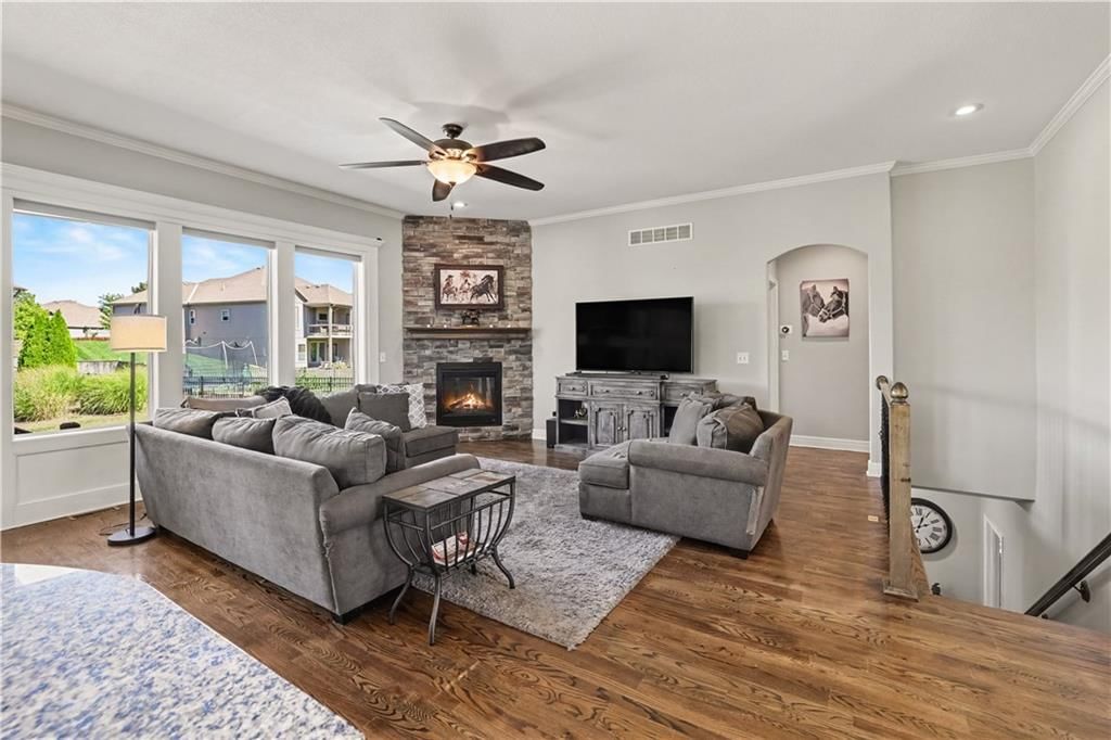16655 S Lind Road, Olathe, KS: listing photo 2