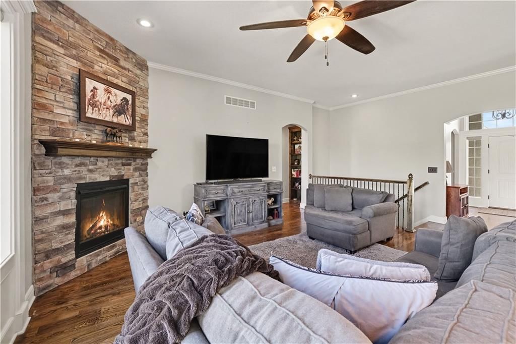16655 S Lind Road, Olathe, KS: listing photo 3