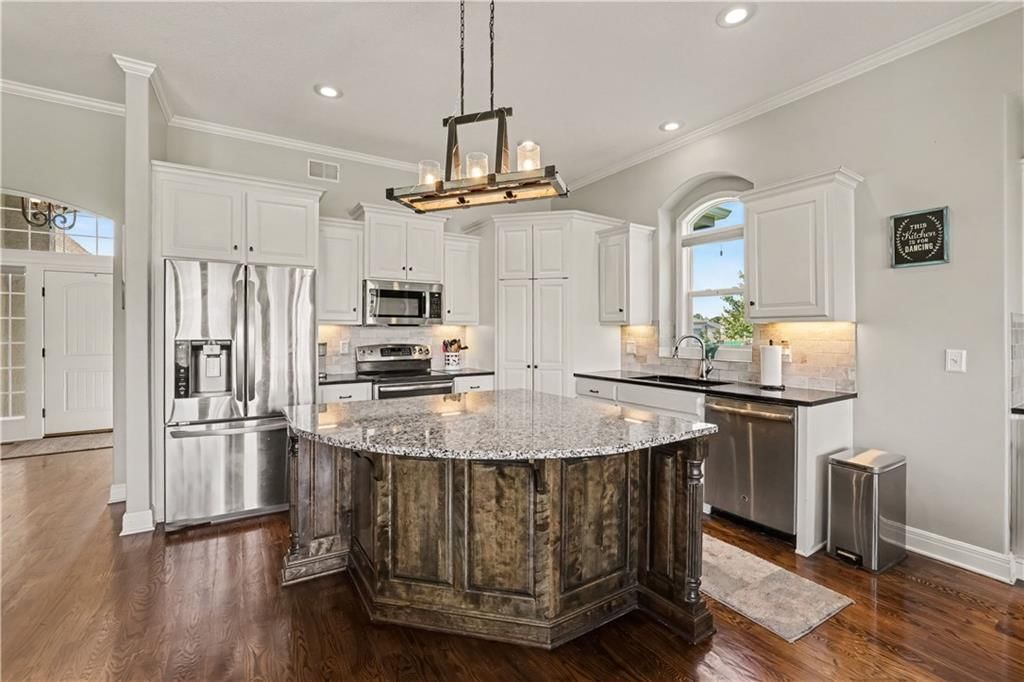 Photo 4: white kitchen cabinets, 16655 S Lind Road, Olathe, KS 66062