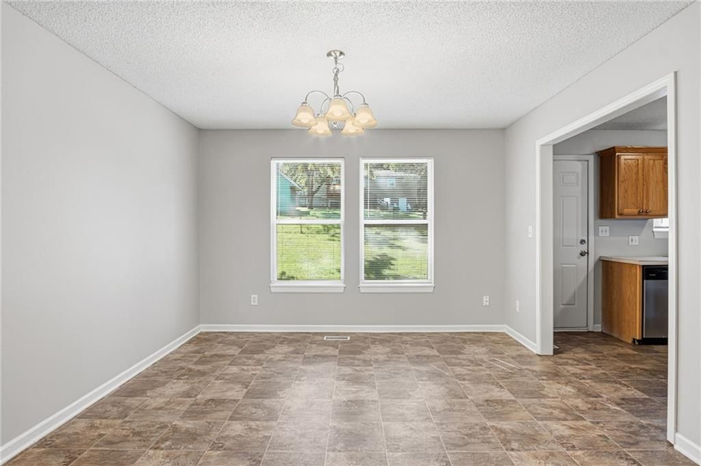 Photo 4 of 30 - 913 Susquehanna Ridge, Independence, MO 64056