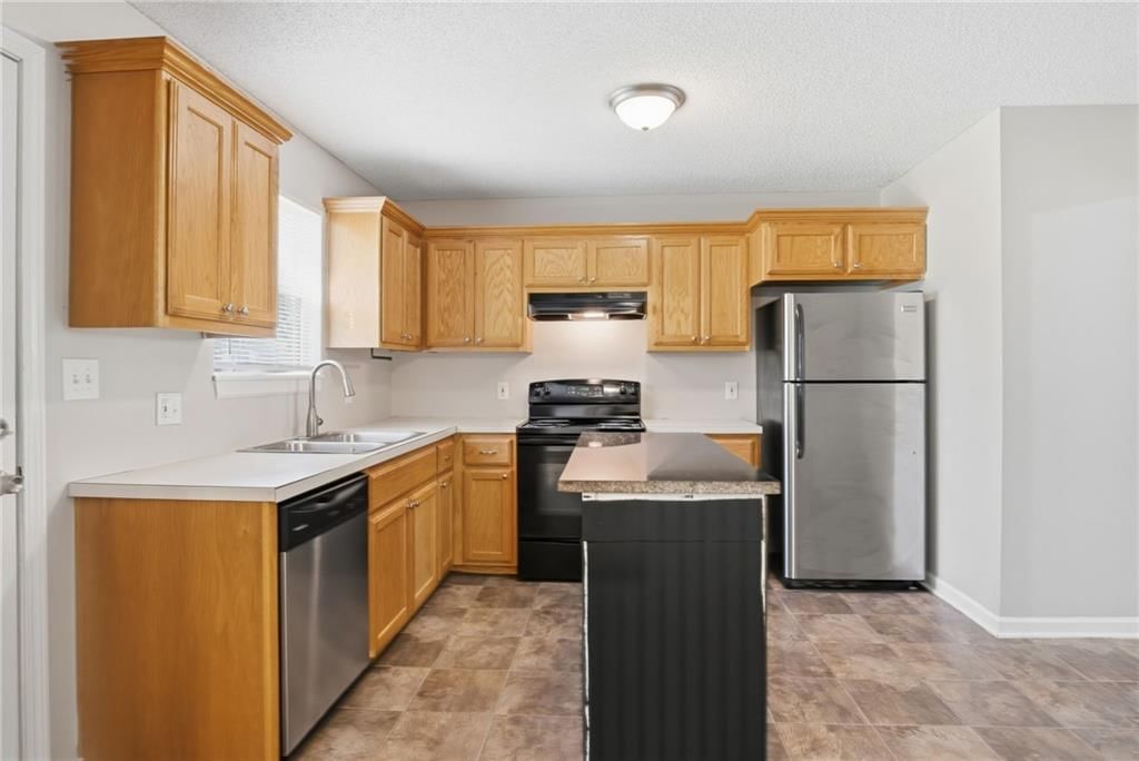 Kitchen island at 913 Susquehanna Ridge, Independence, MO 64056