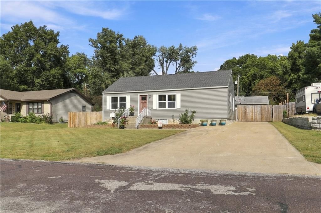 9604 E 69th Street, Raytown, MO: listing photo 2