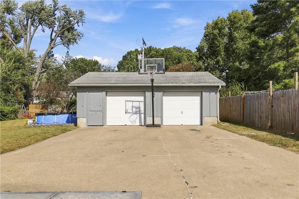 9604 E 69th Street, Raytown, MO: listing photo 3
