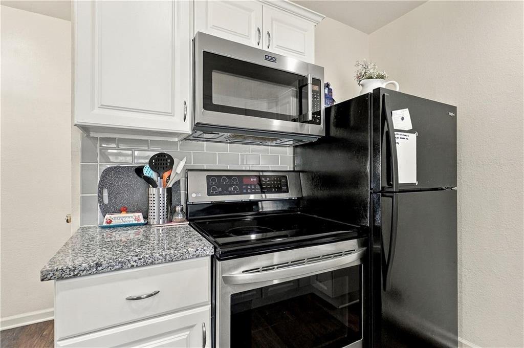 Photo 16 of 33 - 9604 E 69th Street, Raytown, MO 64133