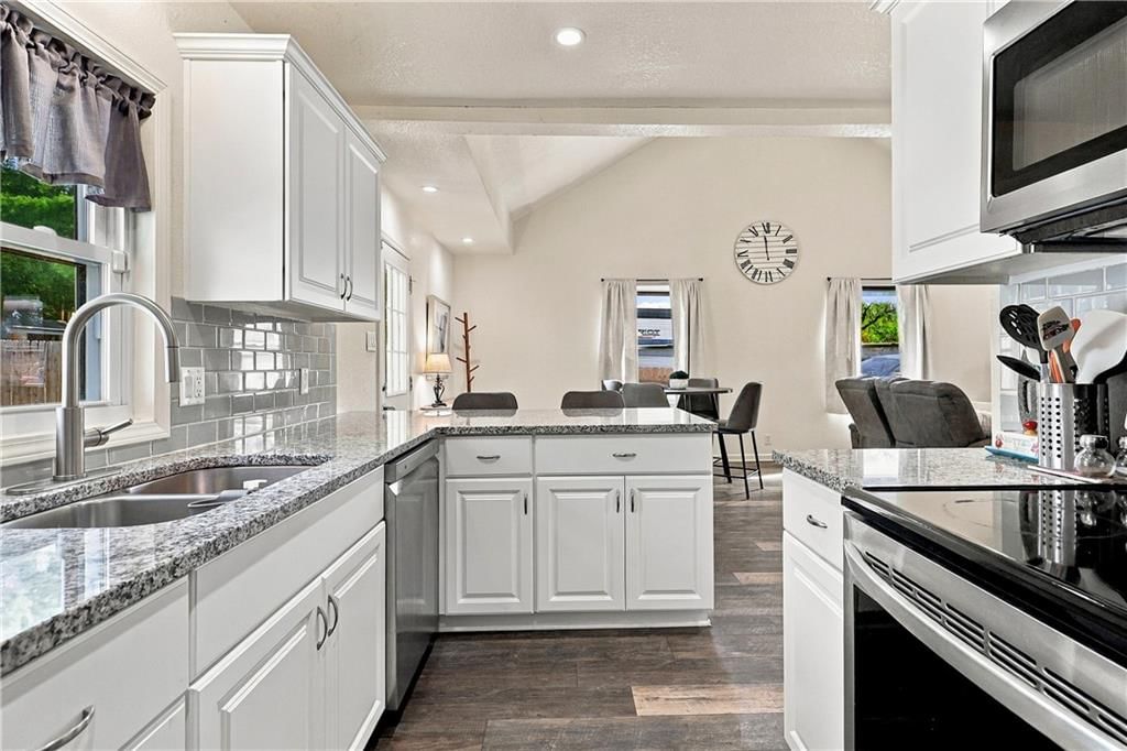 Photo 17 of 33 - 9604 E 69th Street, Raytown, MO 64133