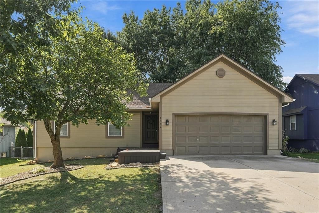 Photo 2 of 43 - 1302 Deena Street, Pleasant Hill, MO 64080