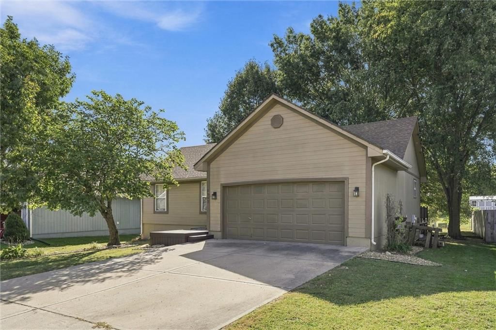 Photo 3 of 43 - 1302 Deena Street, Pleasant Hill, MO 64080
