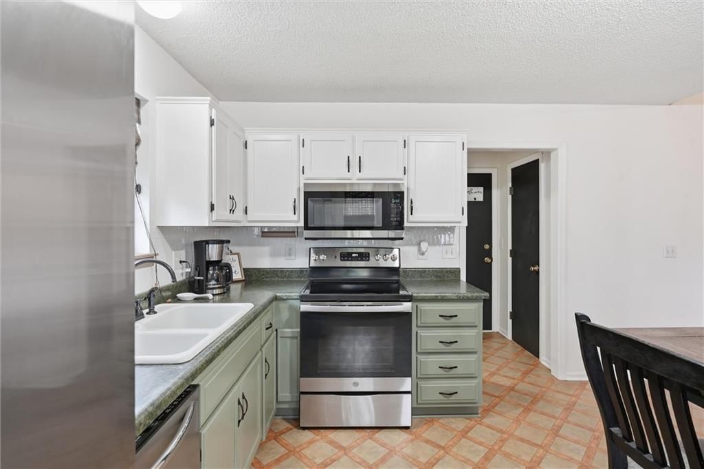 Photo 14 of 43 - 1302 Deena Street, Pleasant Hill, MO 64080